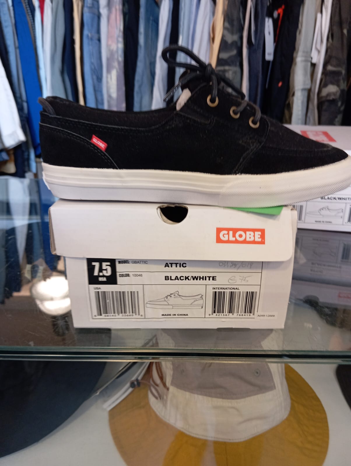Globe Attic (Black/White)